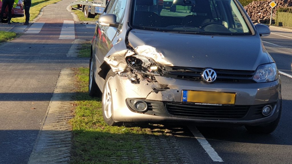 Gewonde bij aanrijding tussen twee auto's in Deurningen..