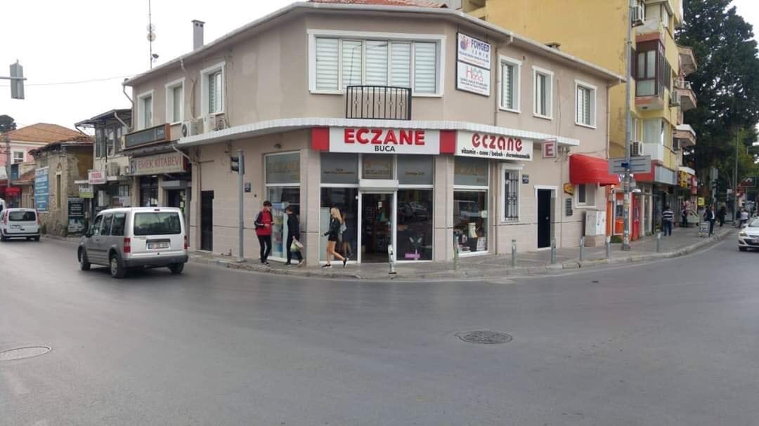 Pharmacie Boudja 

Heykel meydanında 1928 yılında kurulan ve hala hizmet veren Buca eczanesinin eski ve şimdiki hali.