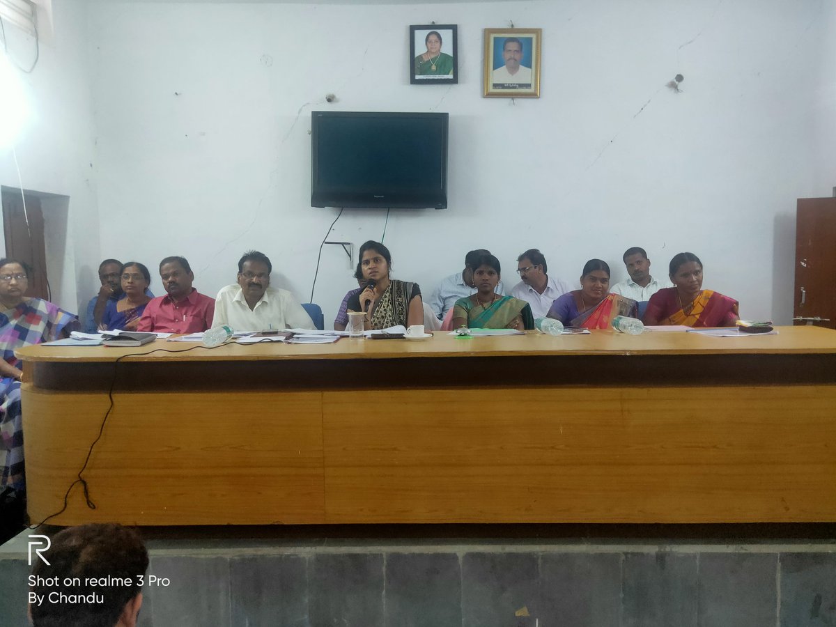 drdombnr's tweet photo. Dist special officer/ DRDO madam held a meeting with Sarpanches,Panchayat Secretaries,FAs,TAs of midjil Mandal to review the progress of construction works of soak pits,dumping yards &amp; crematoria and mission baghiratha progress in the mandal.
@kranthi_valluru 
@Collector_MBNR https://t.co/YvwOE7VqVH