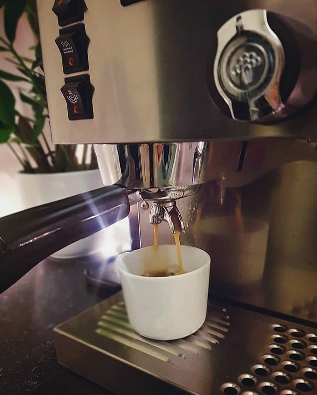 Instagram: ift.tt/2ZDkmnn | Hverjir tengja við að taka smá jólapásu, hella upp á góðan bolla og klára lausa enda í vinnunni? ☕ 
#hugsmidjan #digitalagency #letsgettowork #officelife #coffeelovers #coffeetime