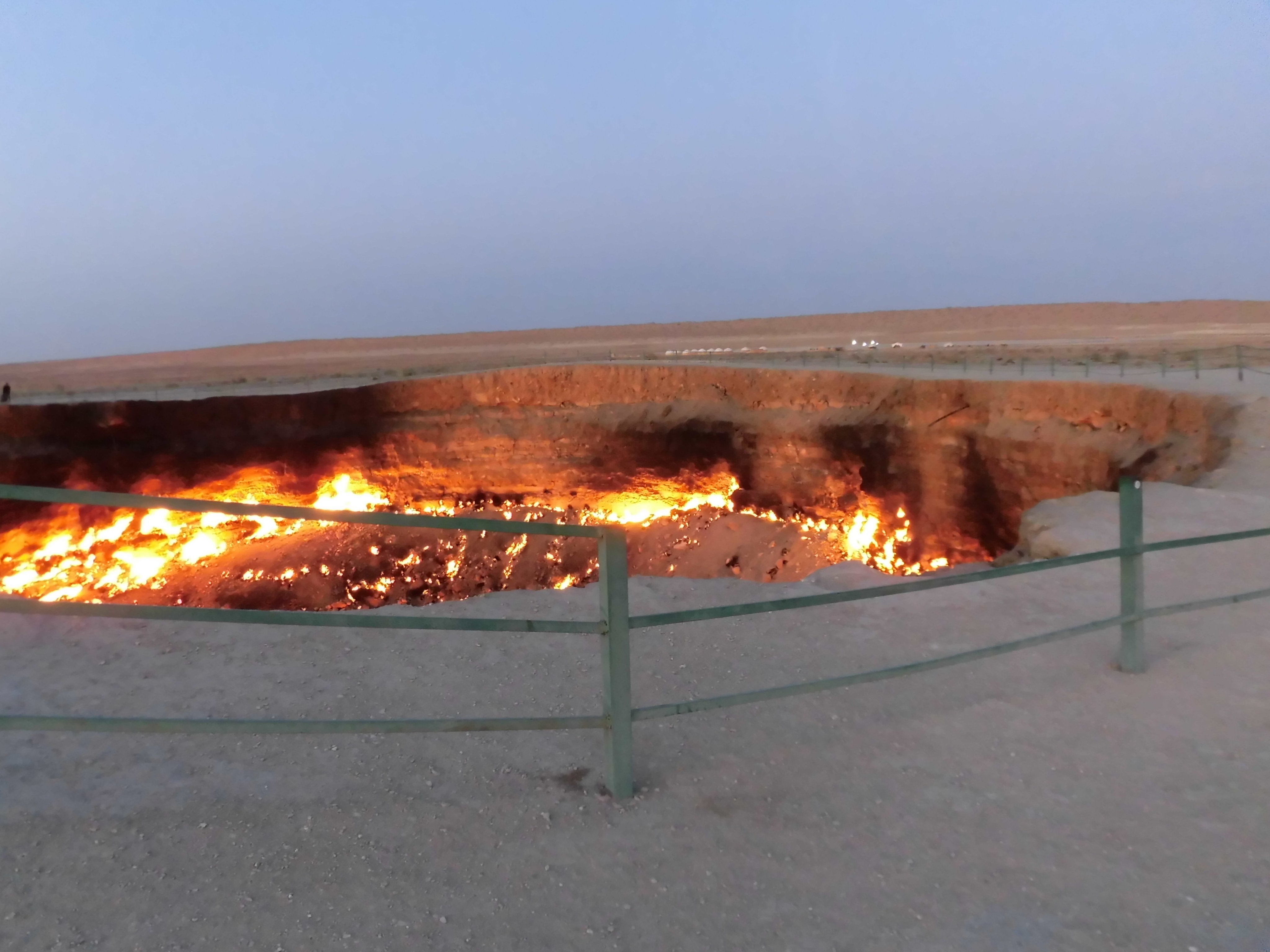 Flat Face トルキスタン旅行で観光したところ２７ 地獄の門 ダルヴァザ 崩落事故で噴出した天然ガスが約五十年も燃え続けており それがある砂漠でバーベキューのディナーと洒落込みました 大量の天然ガスが流出しているので いずれ埋められて見学