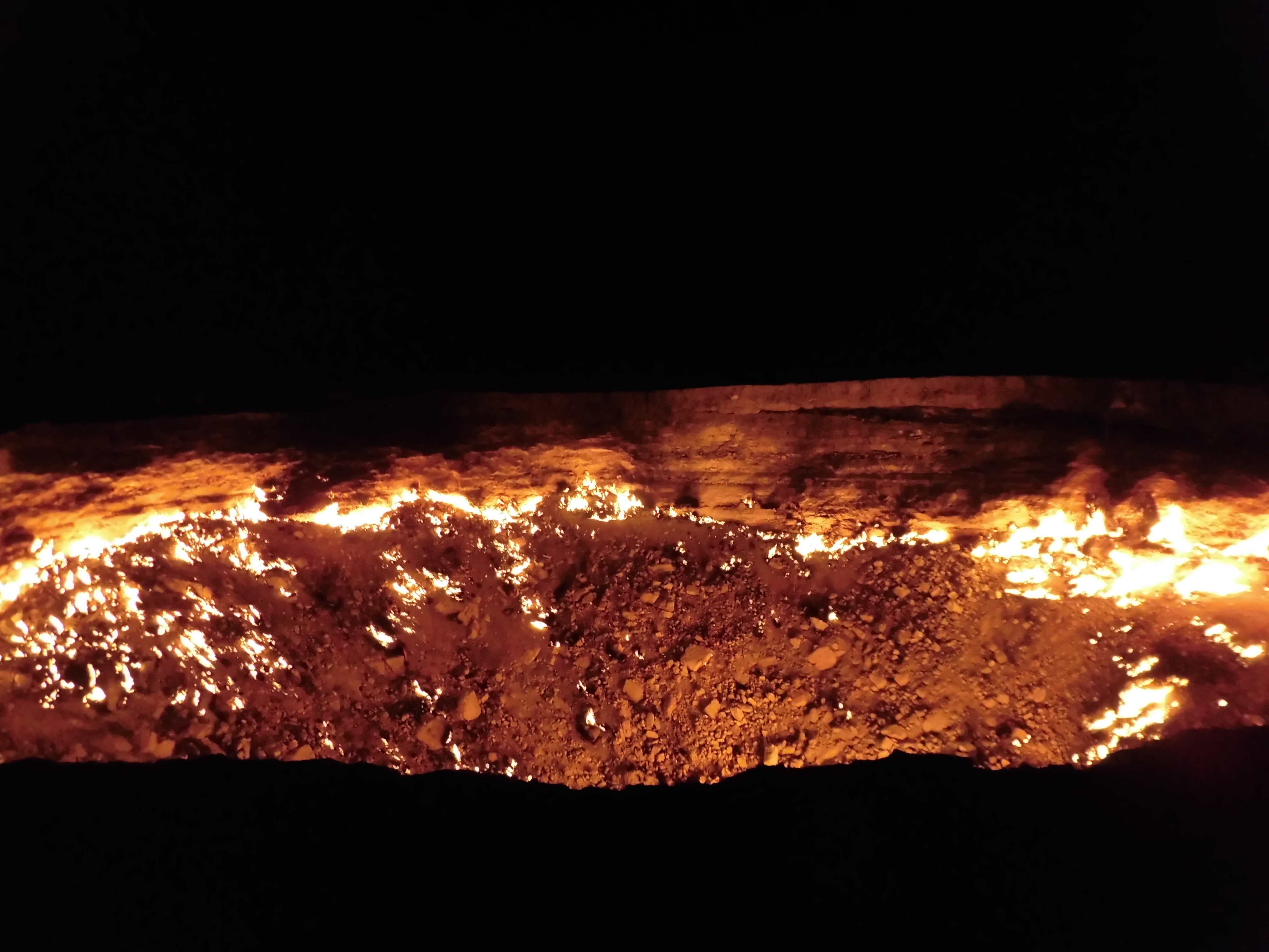 Flat Face トルキスタン旅行で観光したところ２７ 地獄の門 ダルヴァザ 崩落事故で噴出した天然ガスが約五十年も燃え続けており それがある砂漠でバーベキューのディナーと洒落込みました 大量の天然ガスが流出しているので いずれ埋められて見学