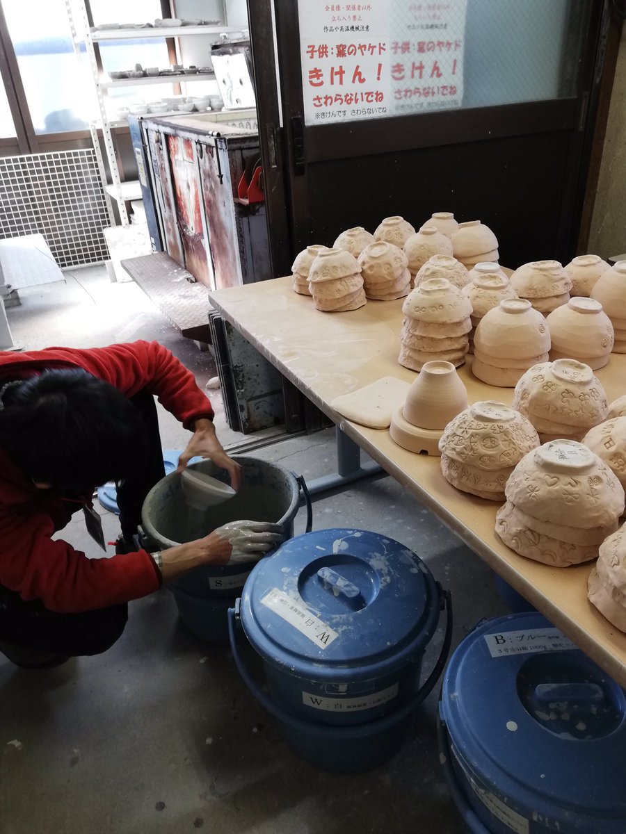 HigoYousuke's tweet photo. 保育園、幼稚園児さんたちの作ったお茶碗の釉薬処理が始まりました。
新年のお茶会に使われる器の制作です。
＃お茶碗つくり
＃幼稚園　お茶会
＃保育園　お茶碗つくり
＃お抹茶椀
＃自分で作るお茶碗
＃7色の釉薬
＃子供のお茶碗
＃自作のお茶碗 https://t.co/5gM02KPg2O