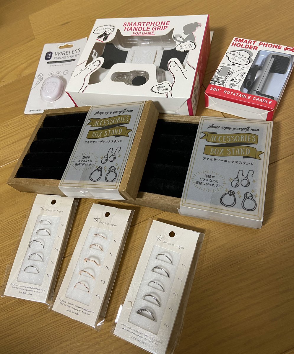 本日のお買い物 しまむらでアクセサリーとスリコでリングとスマホグッズとピアスやリングを見せる収納できるアクセサリーボックススタンド めっちゃ可愛くて早速収納 お気に入り スリコ 3coins しまむら しまパト ぱくあ洋服関連 ツイレポ