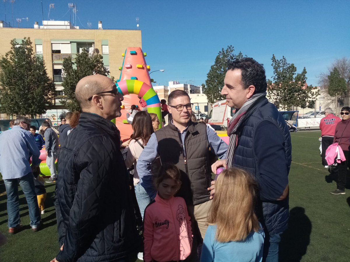 aytoguadaira's tweet photo. Una mañana en la que se ha vivido el Deporte 🏀🏐en el corazón de la #Navidad☃️ con una fiesta en la que no han faltado las exhibiciones deportivas, juegos o espectáculos con los que han disfrutado mayores y pequeños. #NavidadenAlcalá✨ @aytoguadaira https://t.co/ej6BuFhIc9