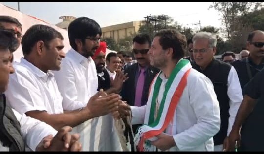 Cocopadhi's tweet photo. आज हम सबके नेता AICC पूर्व अध्यक्ष माननीय राहुल गांधी जी के करकमलों द्वारा माननीय मुख्यमंत्री श्री भूपेश बघेल जी की अध्यक्षता में राष्ट्रीय आदिवासी नृत्य महोत्सव का शुभारंभ किया गया, युवा कांग्रेस के साथियों ने राहुल जी का स्वागत किया।
#CGTribalFest2019 https://t.co/AlhKAKkN0i