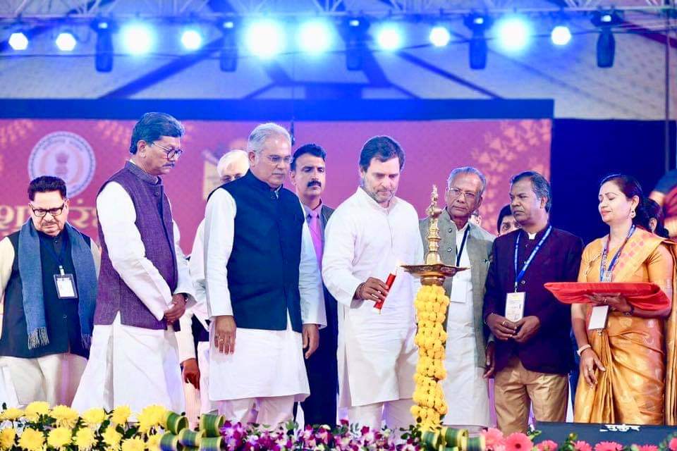 Cocopadhi's tweet photo. आज हम सबके नेता AICC पूर्व अध्यक्ष माननीय राहुल गांधी जी के करकमलों द्वारा माननीय मुख्यमंत्री श्री भूपेश बघेल जी की अध्यक्षता में राष्ट्रीय आदिवासी नृत्य महोत्सव का शुभारंभ किया गया, युवा कांग्रेस के साथियों ने राहुल जी का स्वागत किया।
#CGTribalFest2019 https://t.co/AlhKAKkN0i