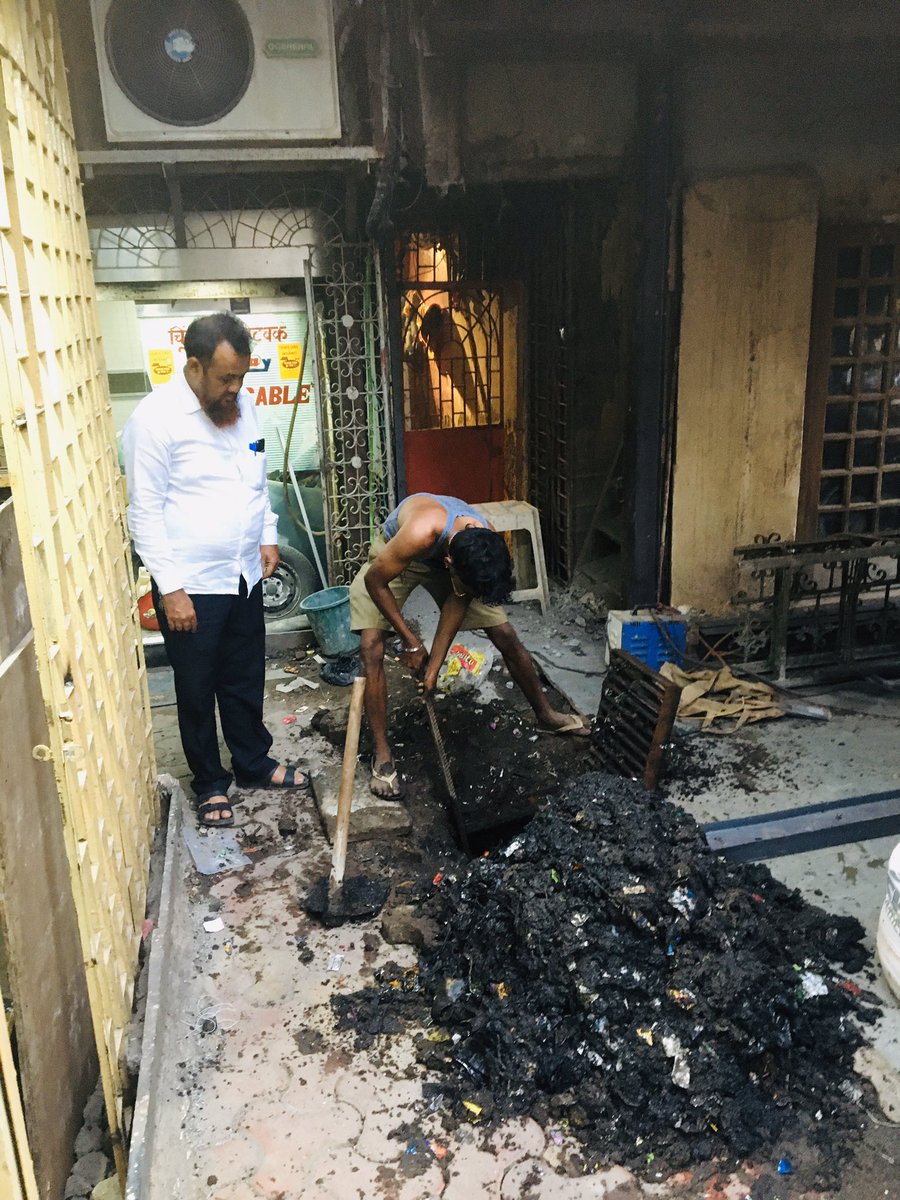 BawaMiya's tweet photo. Ward 179 sayyed shabbir bawa miya yaha ke nagar sevak  sufiyan vanu building he banate nali gatar nahi banate aaj hamare sayyed shabbir bawa miya apne paise se kaam karwa rehain @narendramodi @mohdfaruqueazam @Dev_Fadnavis @wasimkhan0730 @MPLodha @ShalakaSalviBJP https://t.co/d7pkIp6QEt