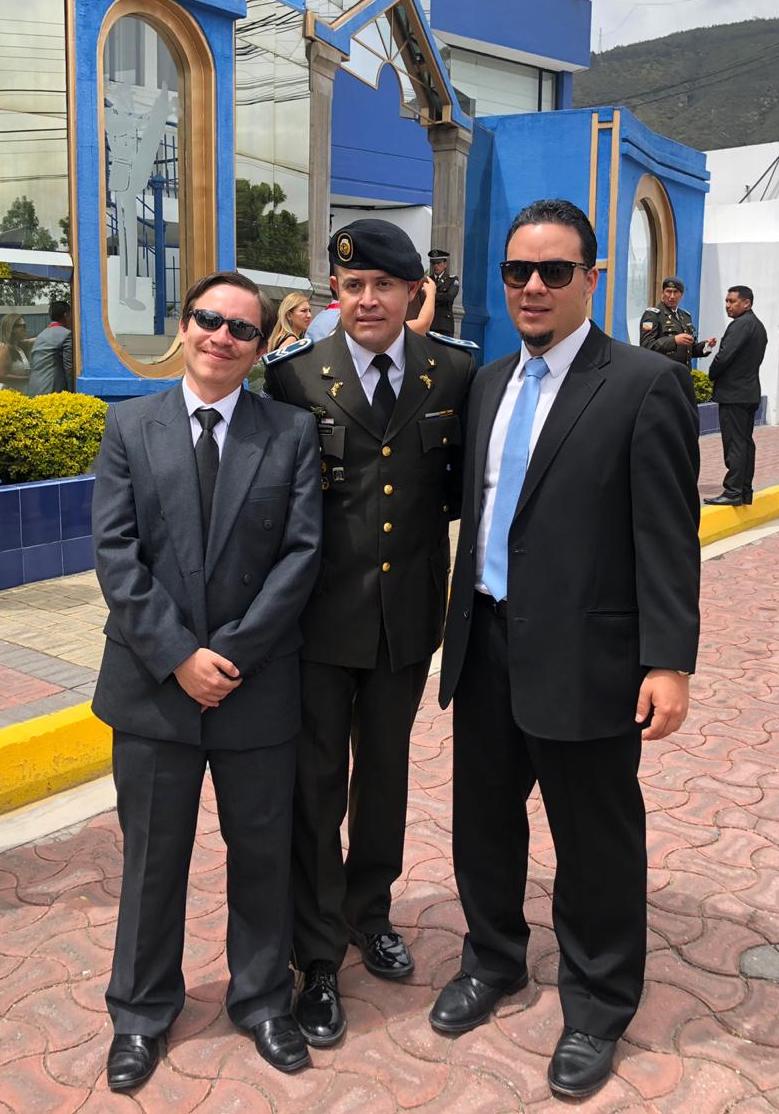 El comando Velasteguí, acompañado d su defensa técnica, el Dr. <a href="/FerFloresE/">Fernando Flores E.</a> (DER) y Dr. López. A quienes aplaudimos x su excelente defensa técnica.
CUIDADO, HAY VARIOS ABOGADOS Q PERJUDICARON AL COMANDO, Y AHORA SE TRATAN DE LLEVAR EL CRÉDITO DE ESTE CASO.