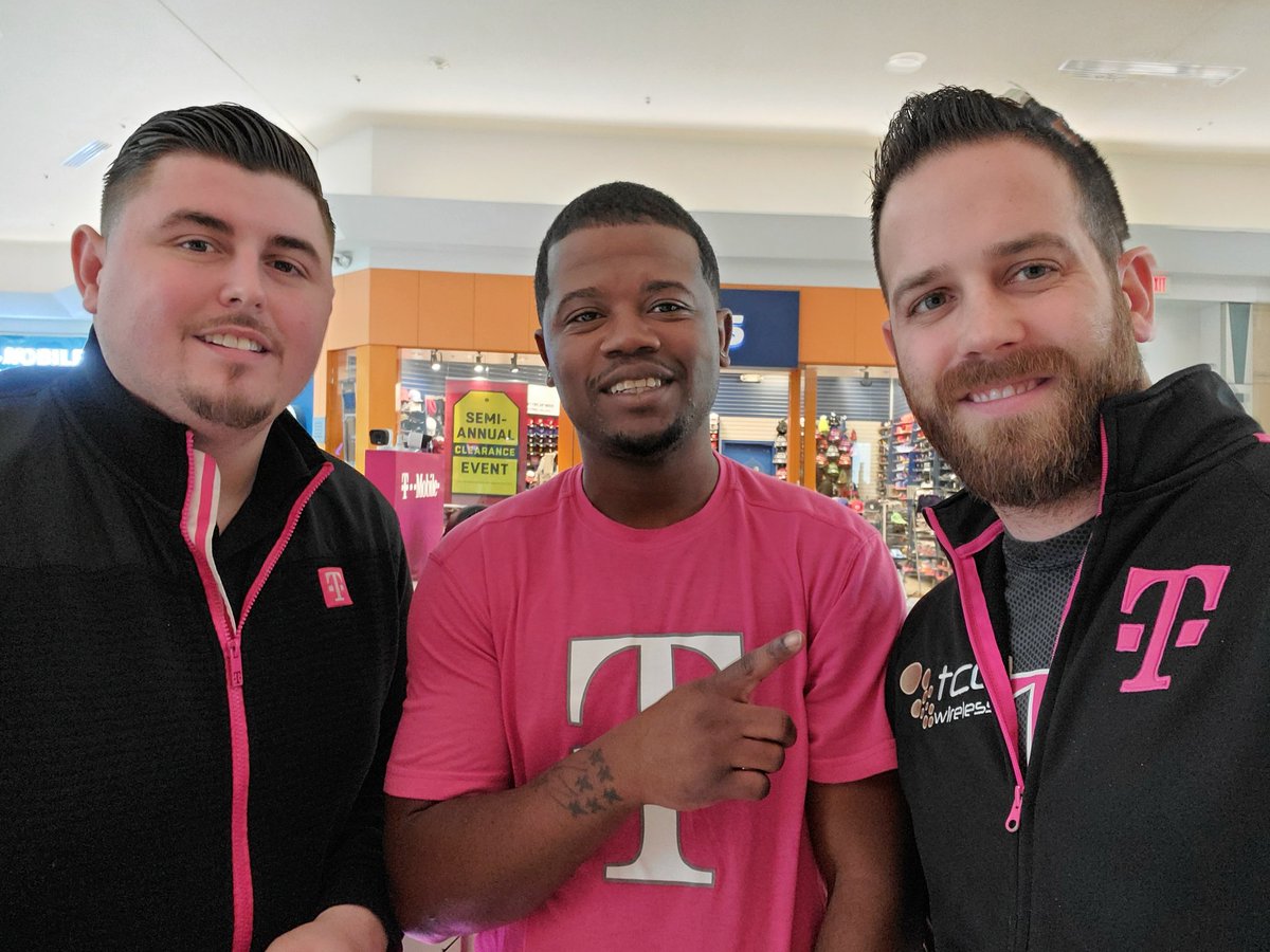 DaveFear0523's tweet photo. River oaks mall!!! Come get your late Christmas gifts!! It's never too late!!!  @dannysoro @RJGomezIII @WinstonAwadzi @asadirfan @jaymaliktcc @ChartierDoug @BrettKennedyTCC @TCCMobile @RichardGarwood @Wireless4TCC https://t.co/IktpUI6v5w