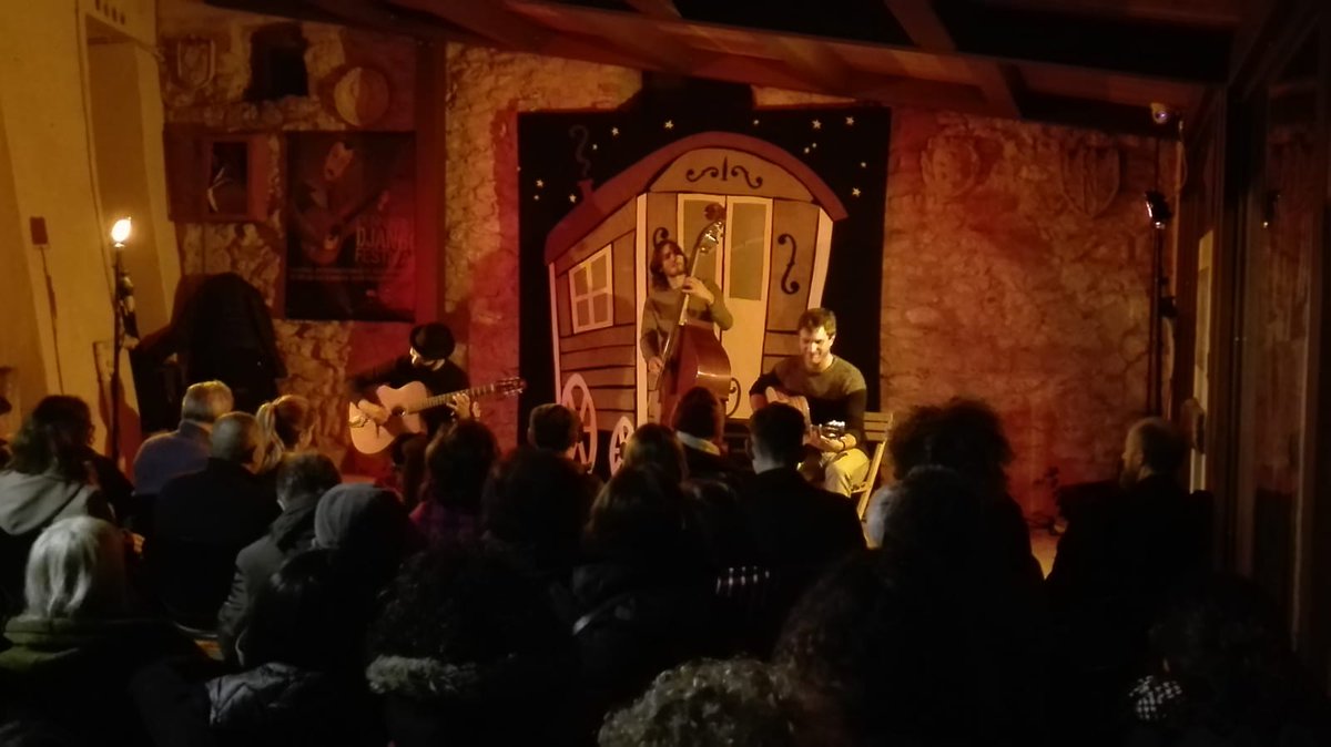 DjangoFestival's tweet photo. Hot Club "Orto dei frutti dimenticati". Atmosfera manouche al #Pennabilli Django Festival. 
Sulla vetrata i disegni di Tonino Guerra. https://t.co/9q9kdnjhNx