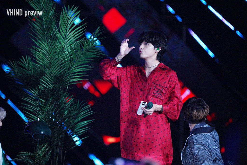 Vhind_V's tweet photo. 191227 KBS 가요대축제 preview

물찾던 태형이는 중간에 정국이가 먹고 넘겨주는걸 저런표정으로 귀엽게 쳐다봤어요

#방탄소년단 #태형 #뷔 #BTS #TaeHyung #BTSV 
@BTS_twt https://t.co/UtuFeOoZoP