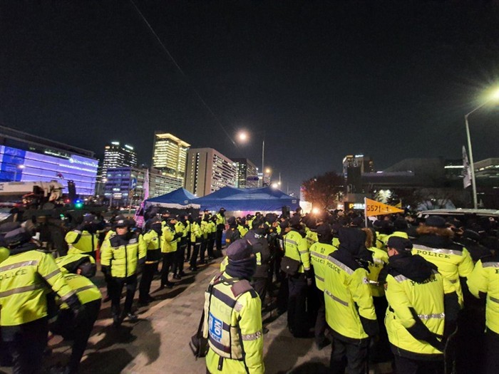 [moi]유족은 얘기합니다. 아들, 남편과 떨어질수 없다, 언제까지 경찰은 유족을 폭력적으로 대할 것입니까,
집회 참가자들과 유족이 호소하고 있습니다.

경찰은 운구차를 가로막지말라
분향소에 내려달라!
omn.kr/1m57p