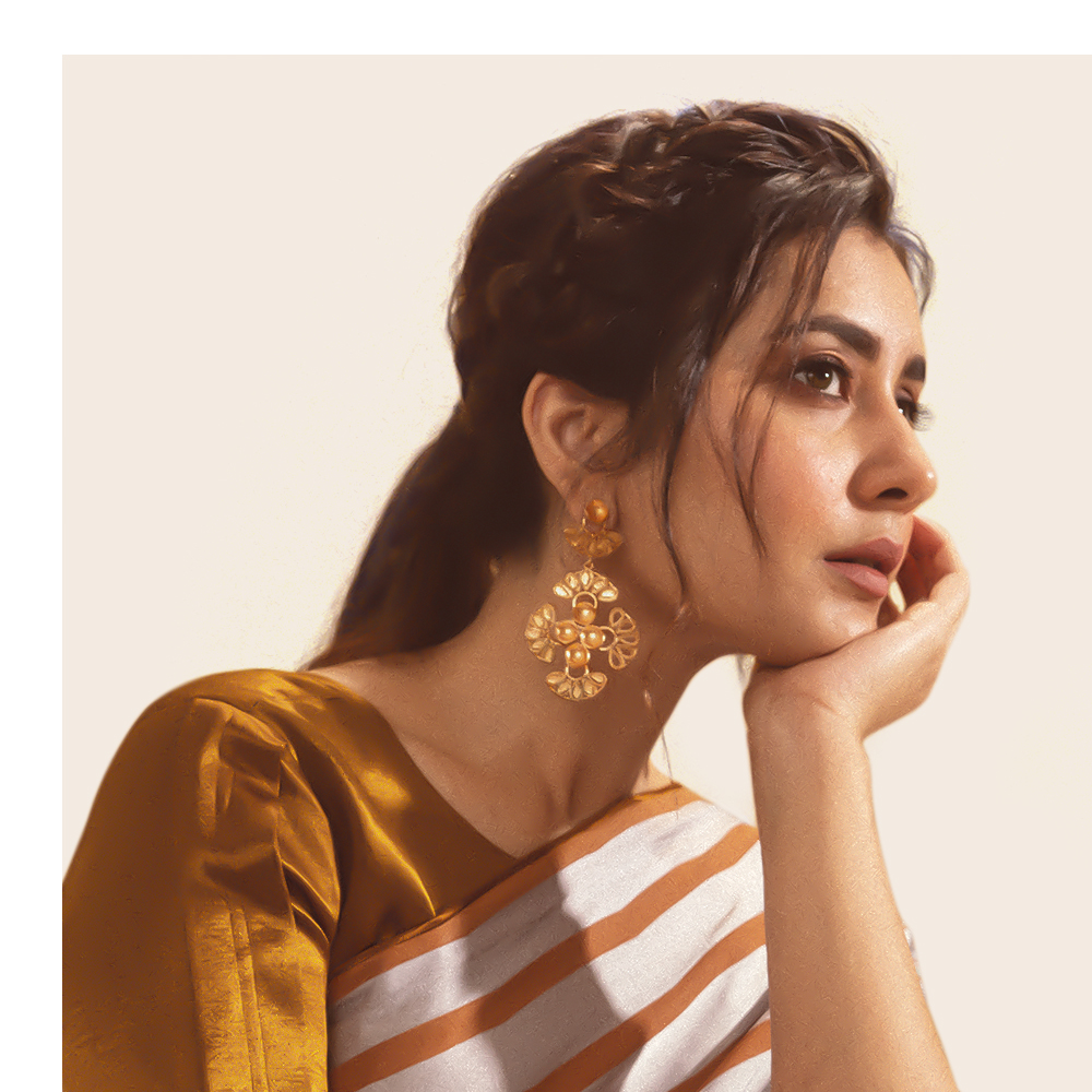 SuhaniPittie's tweet photo. ✨Streaks Of Brilliance✨
Radiant @RaashiKhanna making a case for the saree & elegant earrings duo in #suhanipittie
Styled by #archamehta
.
#RaashiKhanna #celebfiles #celebfashion #celebstyle #fashion #jewelry #styling #indianjewelry #handcraftedjewelry #statementjewelry https://t.co/piANULxXNG