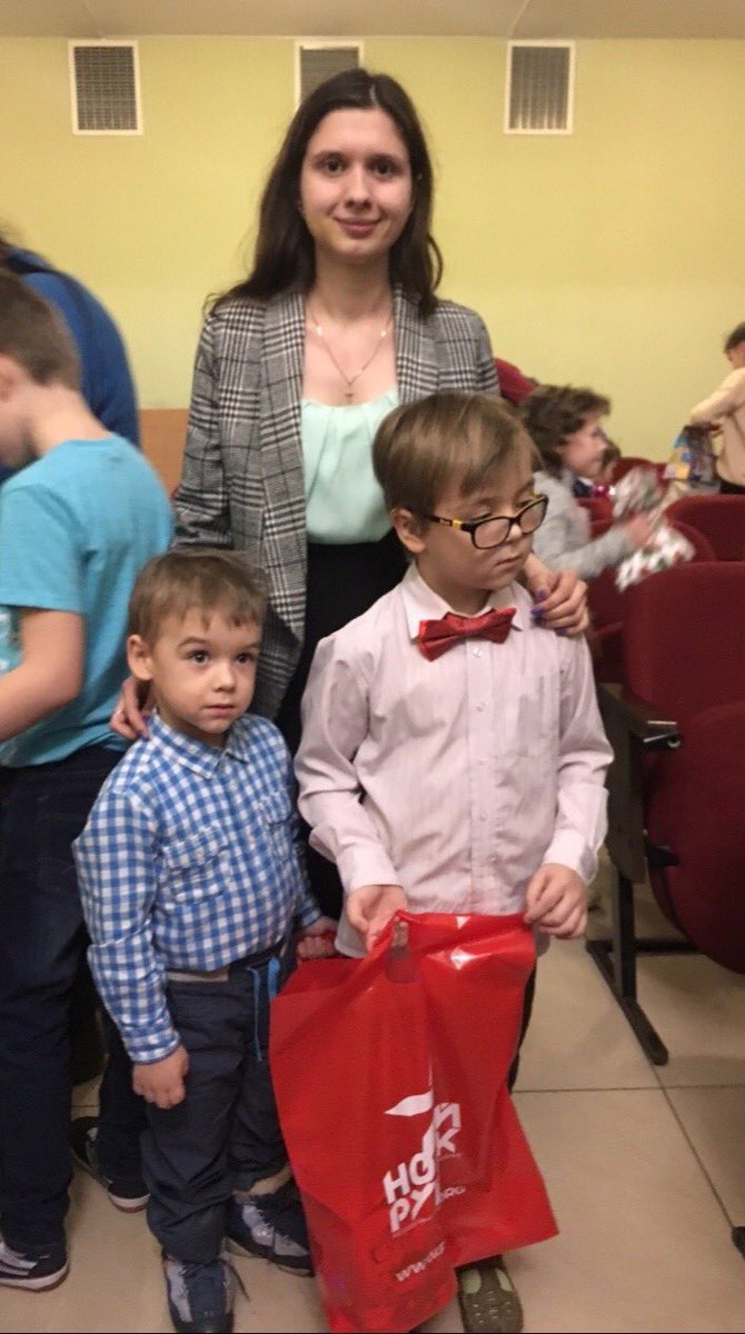 Член молодёжной палаты Анна Калинина @annykalinina поздравила детей из многодетных семей на новогоднем празднике с наступающим Новым годом.
#МП37