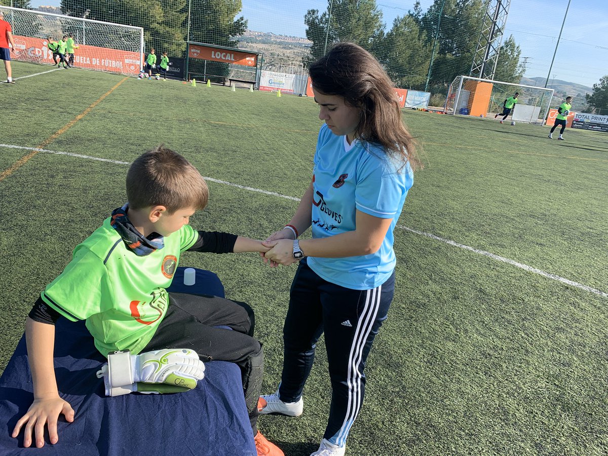 EscuelaCPerello's tweet photo. Nuestra #Fisio @Chrischdl97 trabajando con uno de nuestros porteros que ha recibido un golpe en la muñeca. Siempre atenta.👏🏻👏🏻👏🏻 https://t.co/7hVvmJWIU3