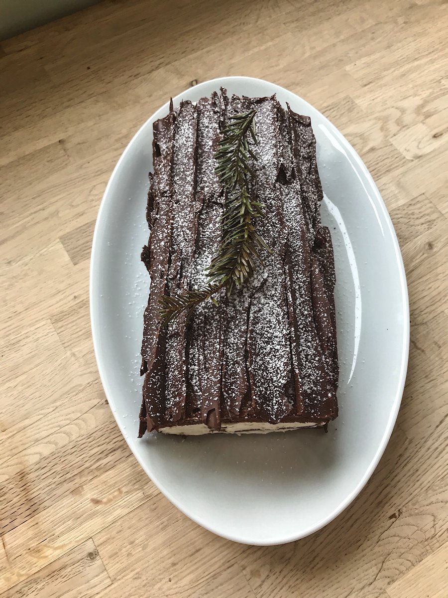 MaevaMcr's tweet photo. Ma première bûche de l’année. Bûche roulée classique. Chocolat et creme chocolat blanc / noix de coco caramélisée. ⭐️🌲💚 https://t.co/4buDYlyaaB