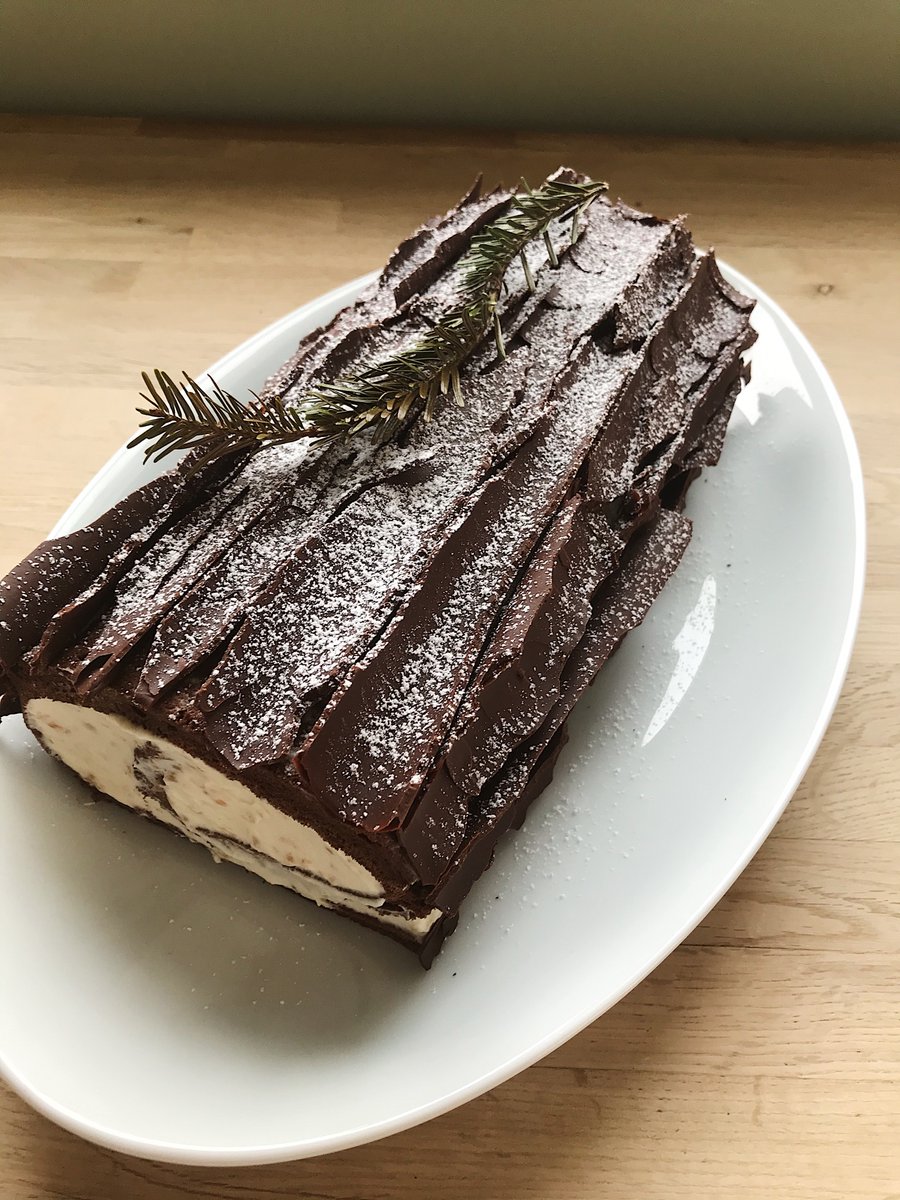 MaevaMcr's tweet photo. Ma première bûche de l’année. Bûche roulée classique. Chocolat et creme chocolat blanc / noix de coco caramélisée. ⭐️🌲💚 https://t.co/4buDYlyaaB
