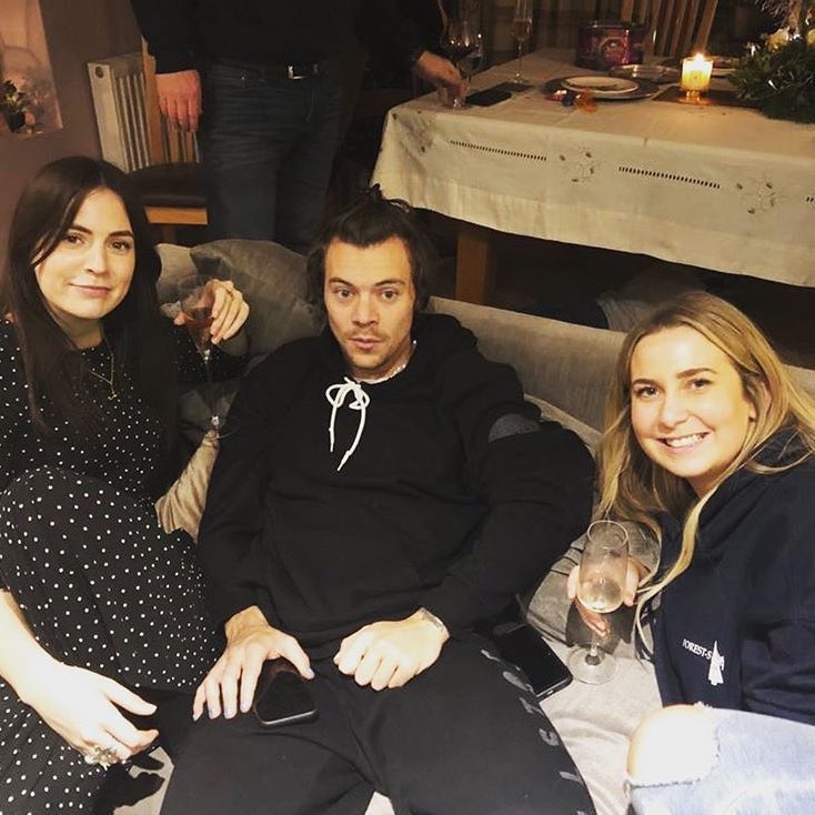 UpdatesHarrySFR's tweet photo. #PICTURES || Harry avec sa famille et ses amis à noël. https://t.co/bqDKgzcfPi