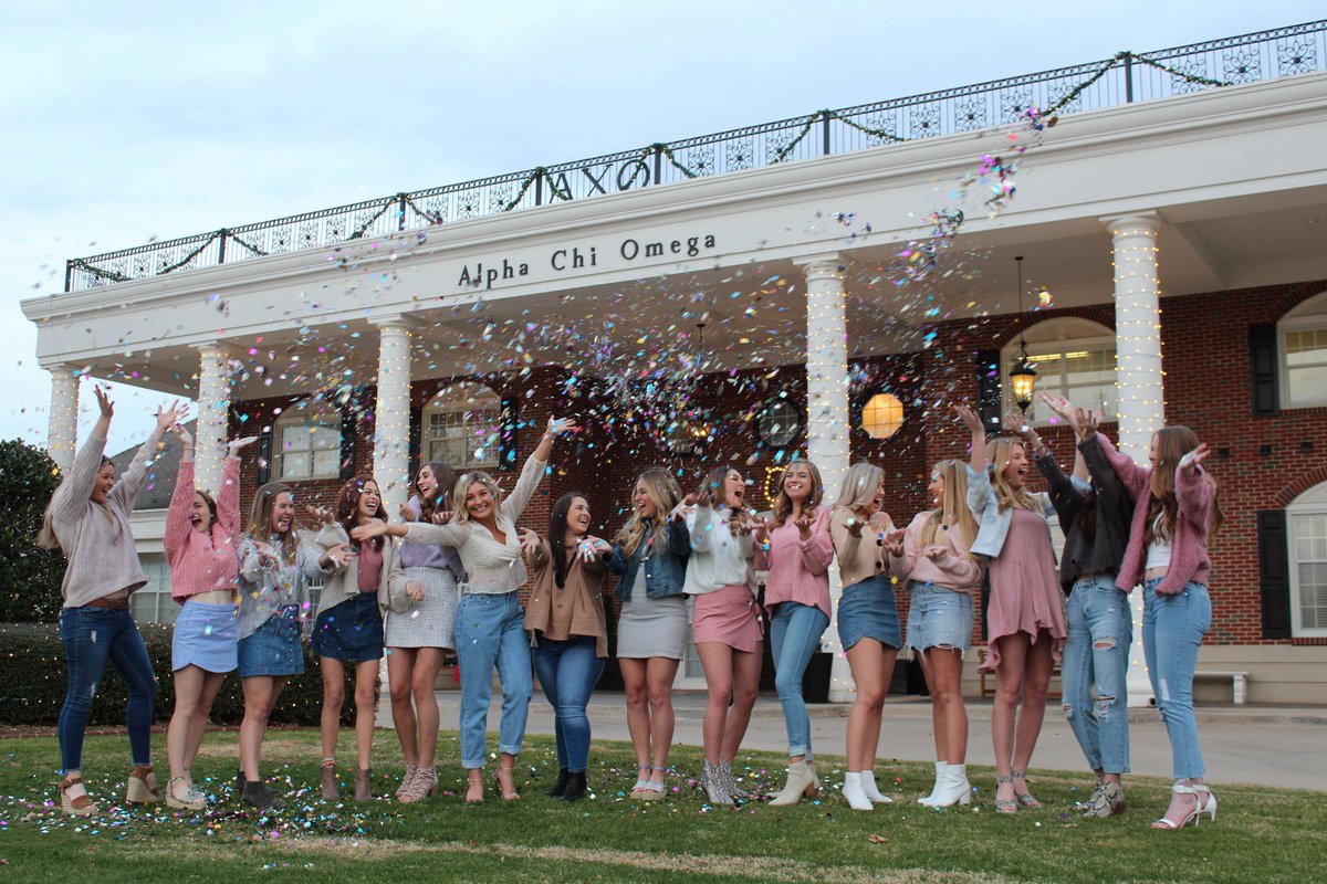 AlphaChiOmegaHQ's tweet photo. There’s so much to celebrate from 2019 &amp; with your help 2020 will be even better!
There is still time to make a year-end, tax deductible gift to the Foundation! To count as a 2019 gift for tax purposes, your online gifts must be complete by 4pm on 12/31! https://t.co/YWqomkGKMe https://t.co/Uast8fLtke