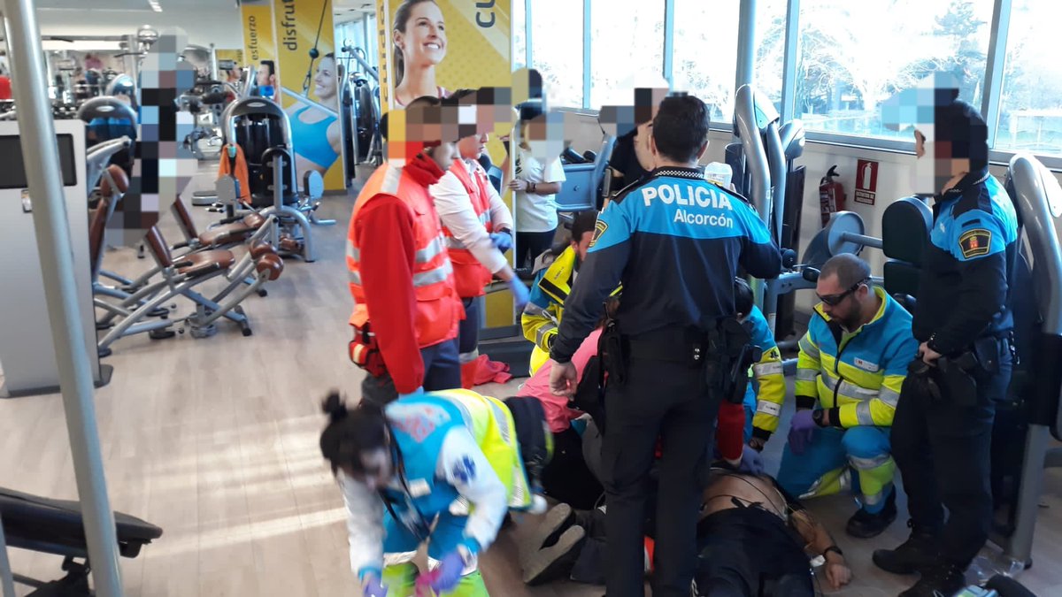 beamere2's tweet photo. PCR recuperada en Alcorcón UVI 10 y Alfa Lima #SUMMA112 . #policiaalcorcon bravo 11 primer interviniente haciendo #RCPbasica y DESA. #cadenadesupervivencia MÁXIMA IMPORTANCIA . Gracias a @emergenciasCREM A0.7M y policía Alcorcón. Un placer trabajar con vosotros!!! https://t.co/4c2kfz1nYV