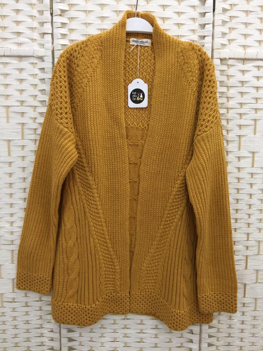 kedatelow's tweet photo. El color tendencia de la temporada llena de luz el invierno 💛 
Una cálida chaqueta de punto para regalar o darte un regalo 😉
Tallas desde la M a la XXL.
Precio: 29,95 €

#Navidad2019 #inverno2020 #rebecamostaza #rebecabeige #modaotoño #otoño2019 #modamujeresreales #kedatelow https://t.co/WcNOMGXMPe