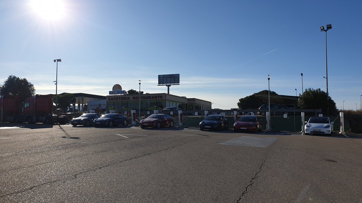 km77com's tweet photo. Los #supercargadores reparten la potencia cada dos. Ahora nos toca compartir los kW con el #model3 de al lado. 63 kW para nuestro #km77Model3, otros tantos para él. https://t.co/M69nFZR0YW