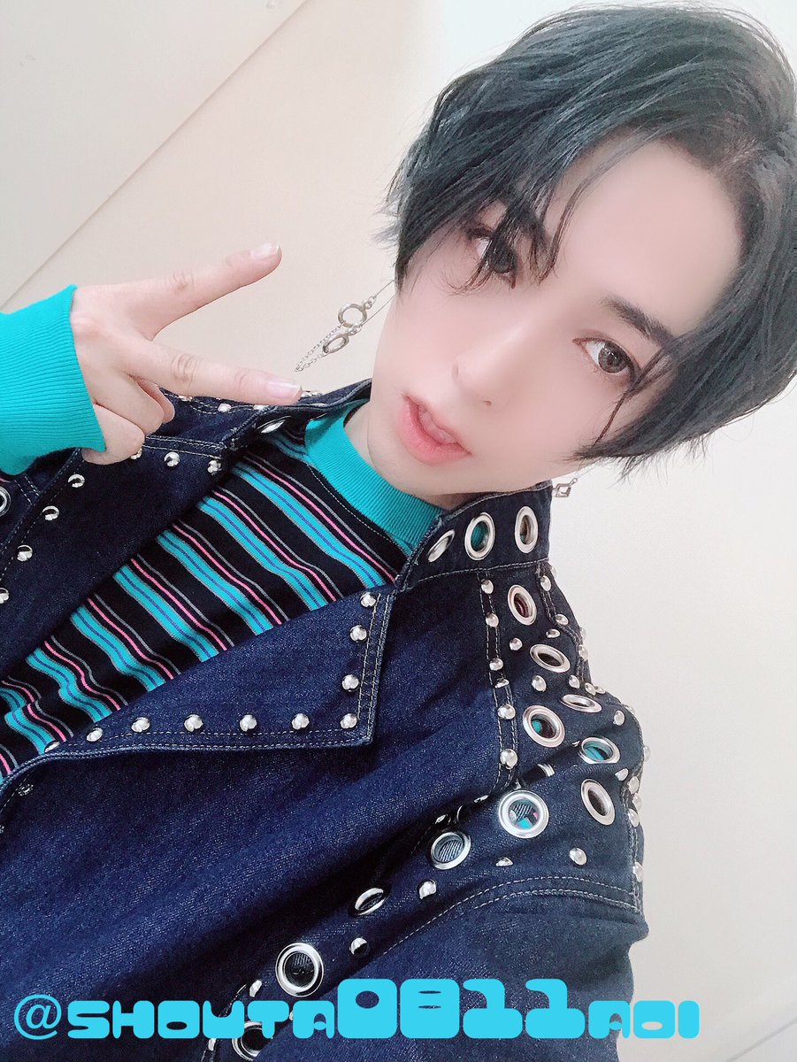 蒼井翔太 オダイバ 超次元音楽祭 収録が終わりまして 本当に楽しい収録でした 皆さま盛り上がってくださりありがとうございました その模様は年1月2日に是非ご覧ください 髪の毛 グレーとブルーになりました T Co