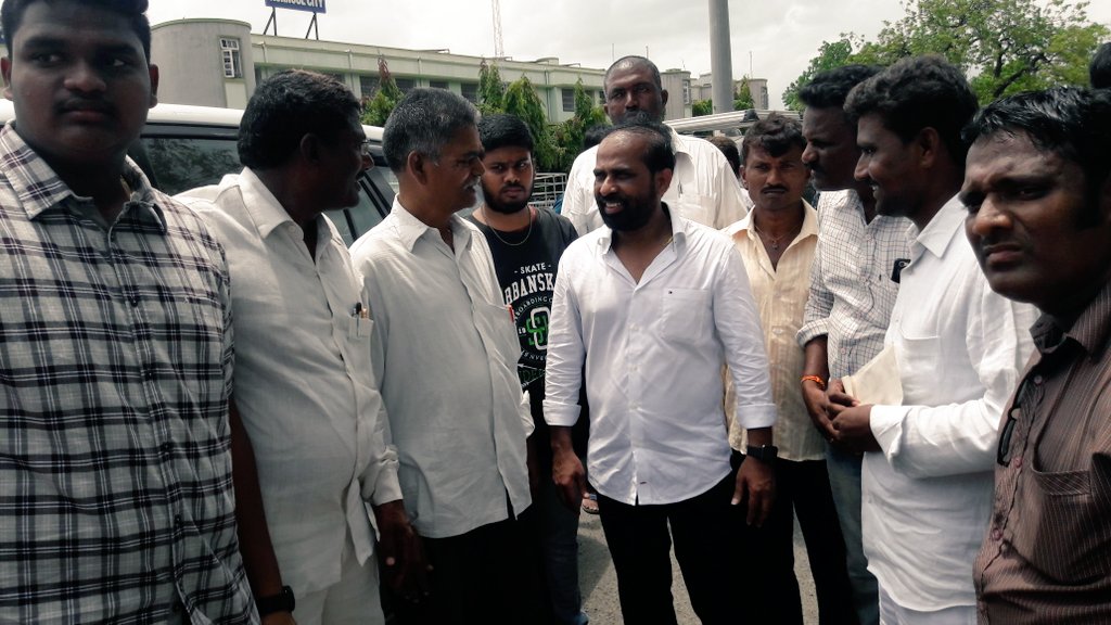 UluvaA's tweet photo. #బీజేపీ పార్టీ ప్రతి కీలకమైన కార్యక్రమంలో విజయవంతం చేయడంలో ప్రముఖ పాత్ర వహిoచే ,బీజేపీ #జాతీయ_కార్యదర్శి వై. #సత్యకుమార్ అన్న గారికి CAA ,NRC బిల్లు మీద ప్రజలలో అవగాహన కార్యక్రమాలు నిర్వహించే #జాతీయస్థాయీలో "#సంవాద్‌ కార్యక్రమాలు", సభ్యునిగా వై. ��త్యకుమార్ అన్న నియమించబడిన్నారు.. https://t.co/uAFjUvfRtP