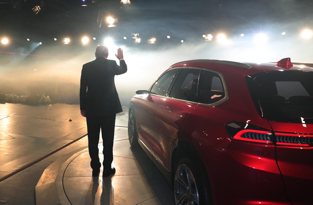 Aşağıdaki fotoğrafta sadece bir otomobil ve bir Cumhurbaşkanı değil, bir milletin yıllardır türlü oyunlarla engellenen hayali ve 17 yıldır tüm engelleri yıkan liderini görmektesiniz.

Bize bu gururu yaşatan herkese teşekkürler. #Yerlioto

<a href="/RTErdogan/">Recep Tayyip Erdoğan</a> <a href="/varank/">Mustafa Varank</a> @TOGG2022