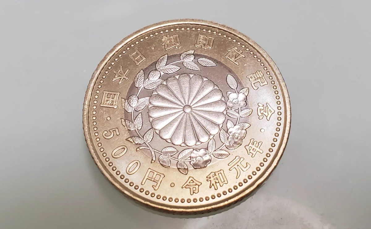 コンビニで500円を払おうとしたらレアリティの高そうな硬貨がでてきた！？