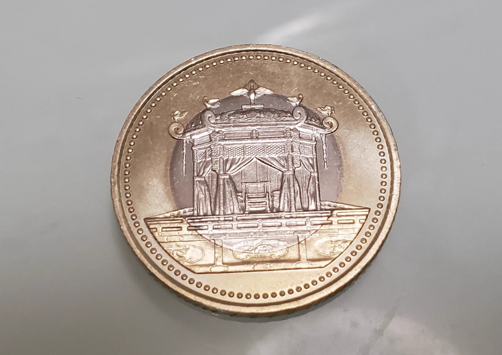 コンビニで500円を払おうとしたらレアリティの高そうな硬貨がでてきた！？