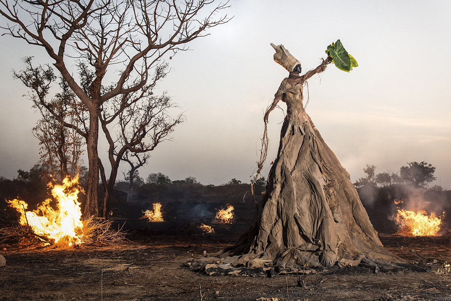 KilsanBlog's tweet photo. Fotoğraf sanatçısı Fabrice Monteiro, “The Prophecy / Kehanet” isimli serisinde dünyadaki ekolojik yıkımı ve küresel kirlenmeyi çarpıcı görüntüler ile gözler önüne seriyor... Devamı: https://t.co/s4gRKeQMql https://t.co/LSg6xTcYDx