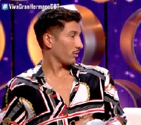 Merimara2's tweet image. Me pido para mañana 28/12 😂😂 si alguien me quiere hacer un regalo la camisa de GM 🤣 Por cierto ni de frente ni de lado lo encuentro guapo😖 #SomosLaAudiencia27D #HugoEsGH27D #ghvip27D