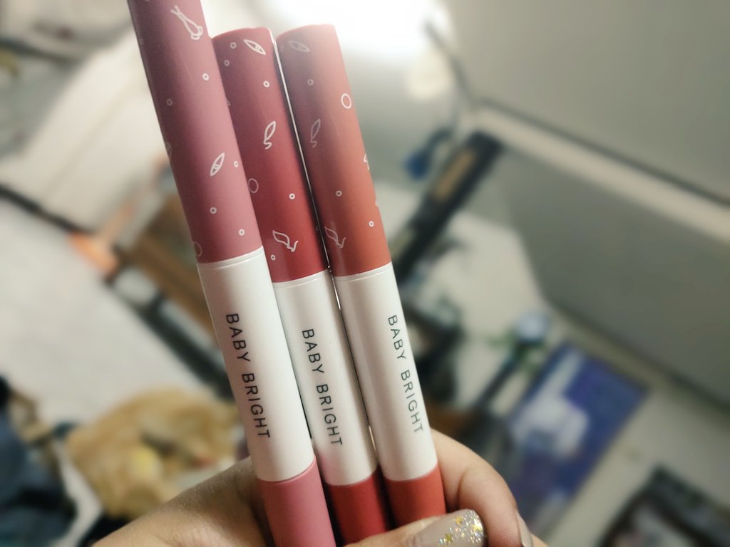 Nichapon15's tweet photo. พรีเซนเตอร์เขาดี ของมันเลยต้องมี 💚💚🤟💚💚
#GUNxMMLIP 
#GUNxLIPANDCHEEK https://t.co/IiXrFdtrQQ