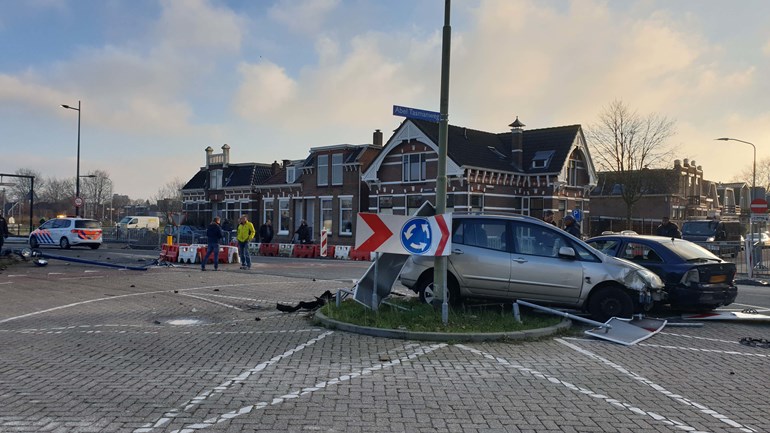 Veel schade door ongeluk op rotonde in Assen: Door een aanrijding op de rotonde van het Abel Tasmanplein en de Rolderstraat in Assen is veel schade ontstaan.