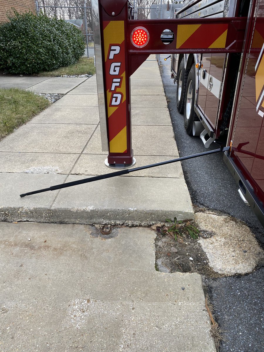RickyRileyTT's tweet image. Still amazed by the incredibly small jack spread on the new Ladder Trucks. 14’ spread with a 500lb tipload. Chauffeurs on this rigs will be able to put them in some very tight spaces to achieve perfect aerial placement. #Ascendent107 @FireApparatus1