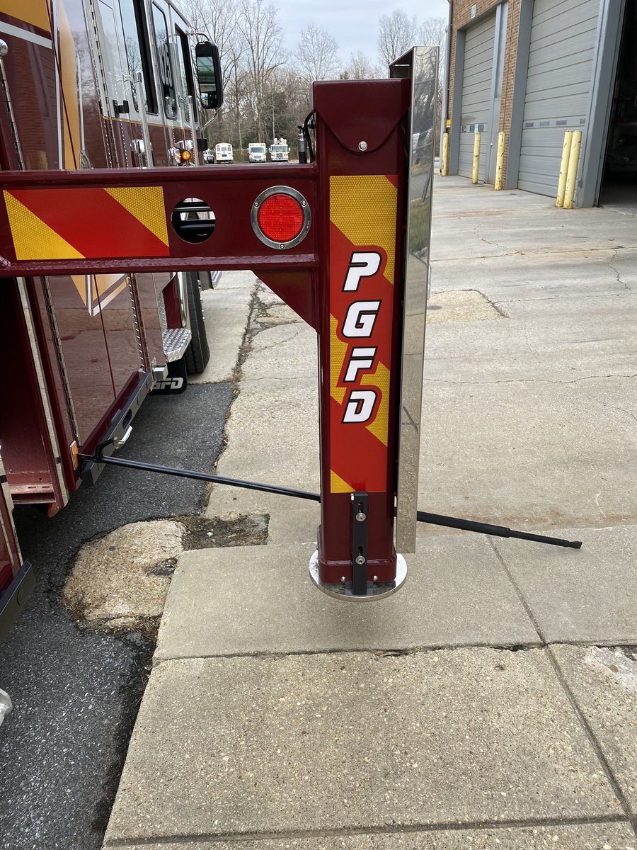 RickyRileyTT's tweet image. Still amazed by the incredibly small jack spread on the new Ladder Trucks. 14’ spread with a 500lb tipload. Chauffeurs on this rigs will be able to put them in some very tight spaces to achieve perfect aerial placement. #Ascendent107 @FireApparatus1