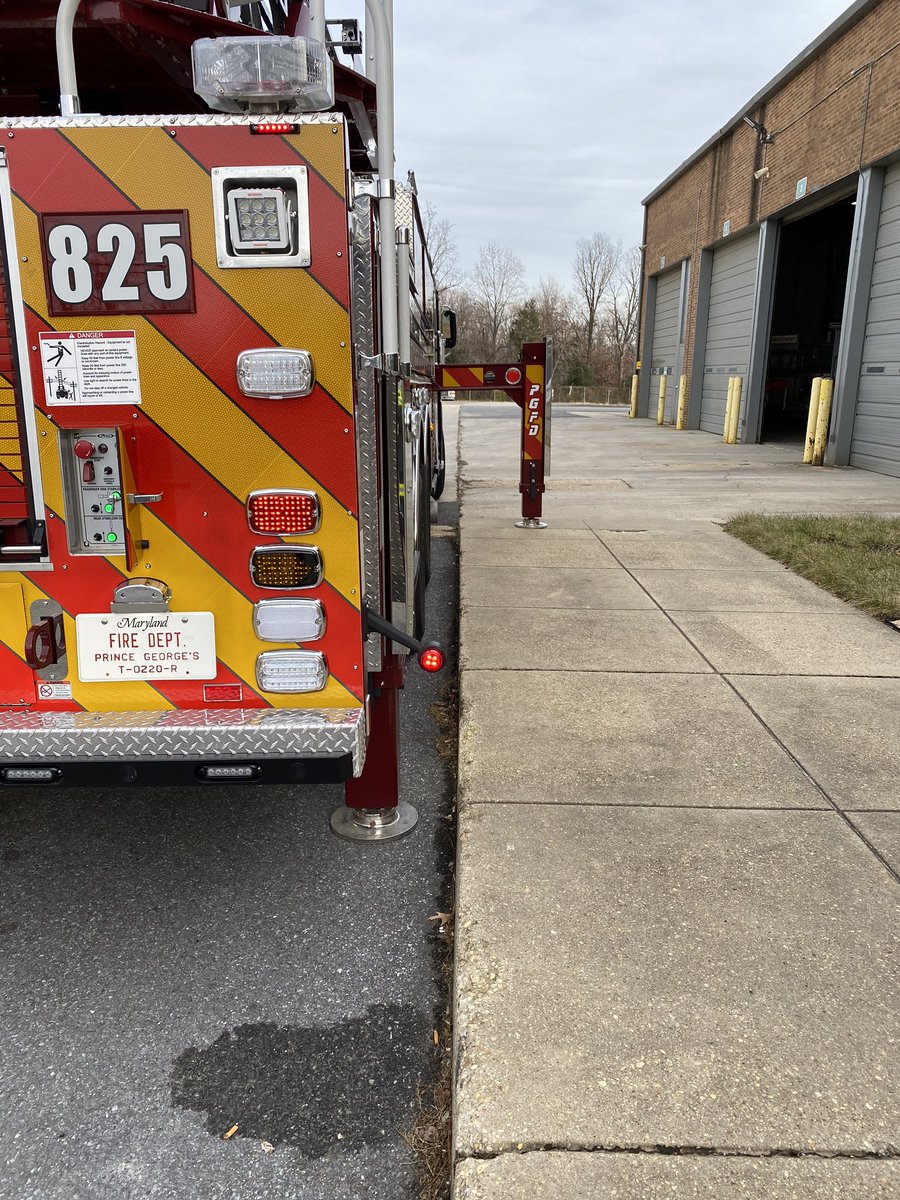 RickyRileyTT's tweet image. Still amazed by the incredibly small jack spread on the new Ladder Trucks. 14’ spread with a 500lb tipload. Chauffeurs on this rigs will be able to put them in some very tight spaces to achieve perfect aerial placement. #Ascendent107 @FireApparatus1