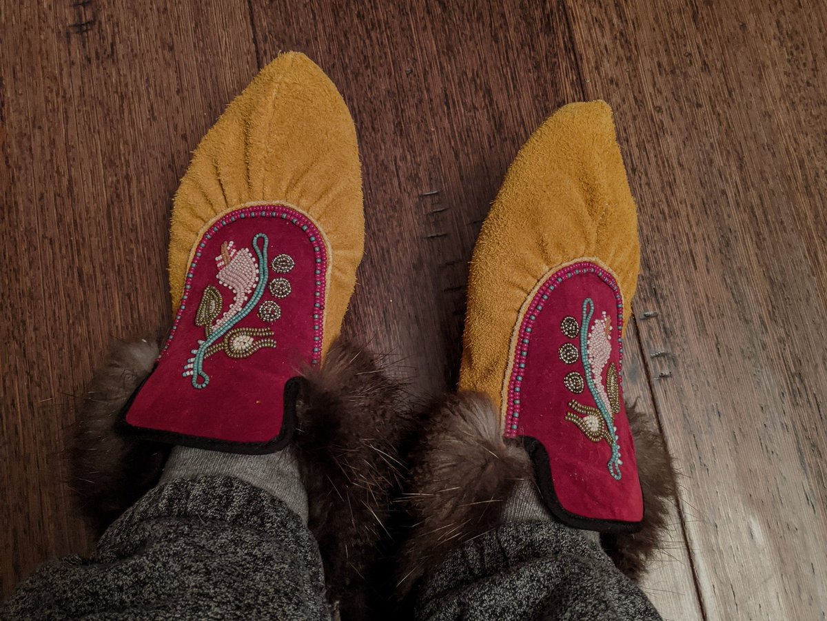 Pointed toe moccasins with beaver fur trim and dark red vamps with floral beadwork