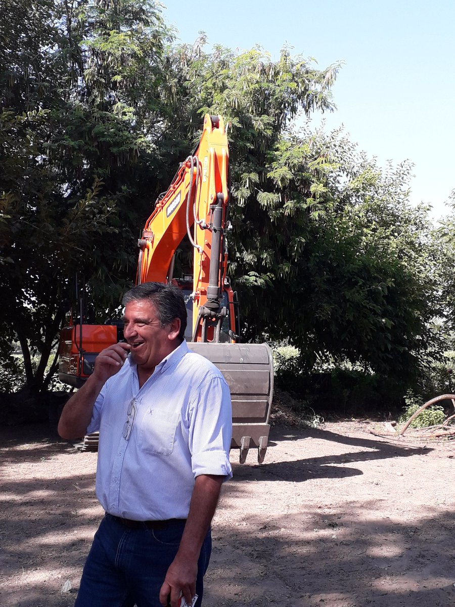SimonPadros's tweet photo. Hoy acompañé al gobernador @JuanManzurOK y al ministro @LuchoFerOk a la entrega de 2 retroexcavadoras adquiridas a través del #PROICSA. Ponemos en acción el proyecto del Río Balderrama
150 km de canales
25.000 has beneficiadas y 2.600 productores en forma directa.
Vamos #Tucumán https://t.co/JNzUdFDWH3