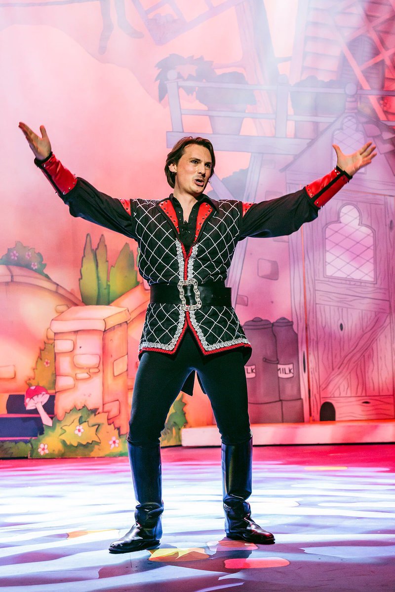 Another great review from <a href="/CalderdaleMum/">Calderdale Mumbler</a>  calderdale.mumbler.co.uk/mumbler-review… #HalifaxPanto #BeautyAndTheBeast #Christmas #NewYear #pantomime