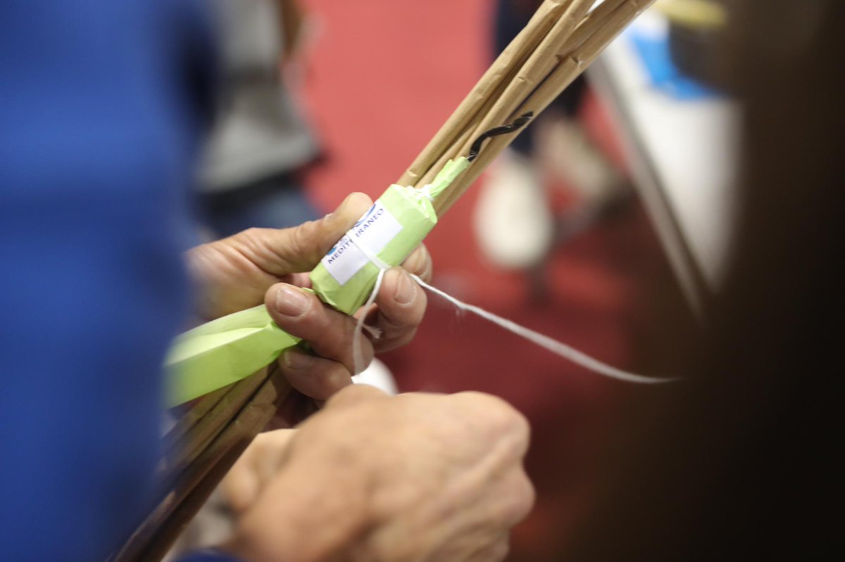 JCF_Valencia's tweet image. 💥Vols conéixer de primera mà com es realitzen els masclets o les traques?

🔥Al nostre stand d'@ExpoJoveVLC tens l'oportunitat d'aprendre de la mà de grans pirotècnics com els de Pirotècnia del Mediterraneo!!!

📸Fes-te foto i piula amb l'etiqueta #ExpojoveVLC i menciona'ns!