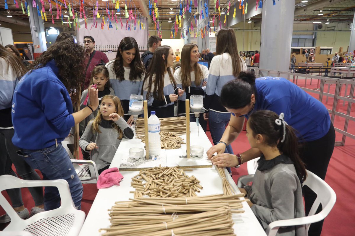 JCF_Valencia's tweet image. 💥Vols conéixer de primera mà com es realitzen els masclets o les traques?

🔥Al nostre stand d'@ExpoJoveVLC tens l'oportunitat d'aprendre de la mà de grans pirotècnics com els de Pirotècnia del Mediterraneo!!!

📸Fes-te foto i piula amb l'etiqueta #ExpojoveVLC i menciona'ns!