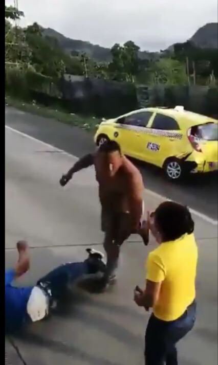 emartineztv's tweet photo. Dejan libres a los que patearon a un viejo y a un indigente; al que tocó nalgas y al taxista que casi mata a otra persona a punta de golpes. Entre otros.  ¿Y es así como pretendemos construir nuestro país? https://t.co/4p10vhugOs