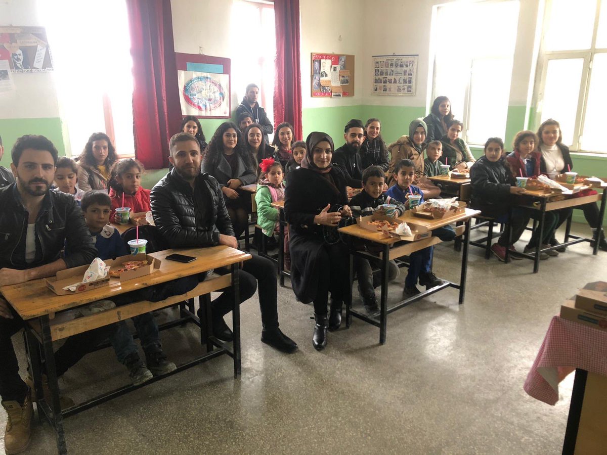 tugvanizip's tweet photo. İlçemizin ücra köylerinden Turlu ilkokulu ve Kızılcakent ortaokulu öğrencilerini Üniversite öğrencisi arkadaşlarımızla  ziyaret ederek, Bir Dilim Mutluluk’larına  şahit olduk.
#Tügva
#TügvaNizip
#BirDilimMutluluk https://t.co/3UFt0dH9G5