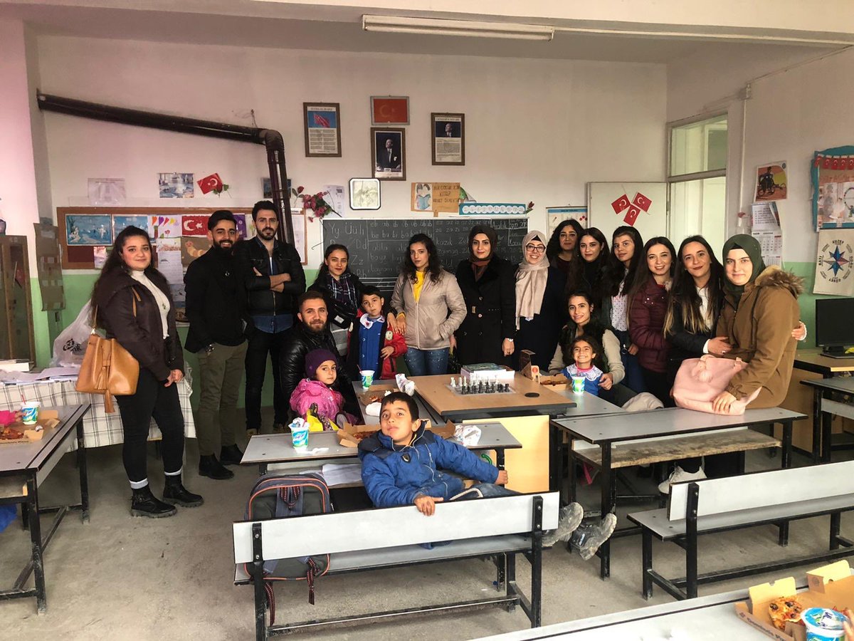 tugvanizip's tweet photo. İlçemizin ücra köylerinden Turlu ilkokulu ve Kızılcakent ortaokulu öğrencilerini Üniversite öğrencisi arkadaşlarımızla  ziyaret ederek, Bir Dilim Mutluluk’larına  şahit olduk.
#Tügva
#TügvaNizip
#BirDilimMutluluk https://t.co/3UFt0dH9G5