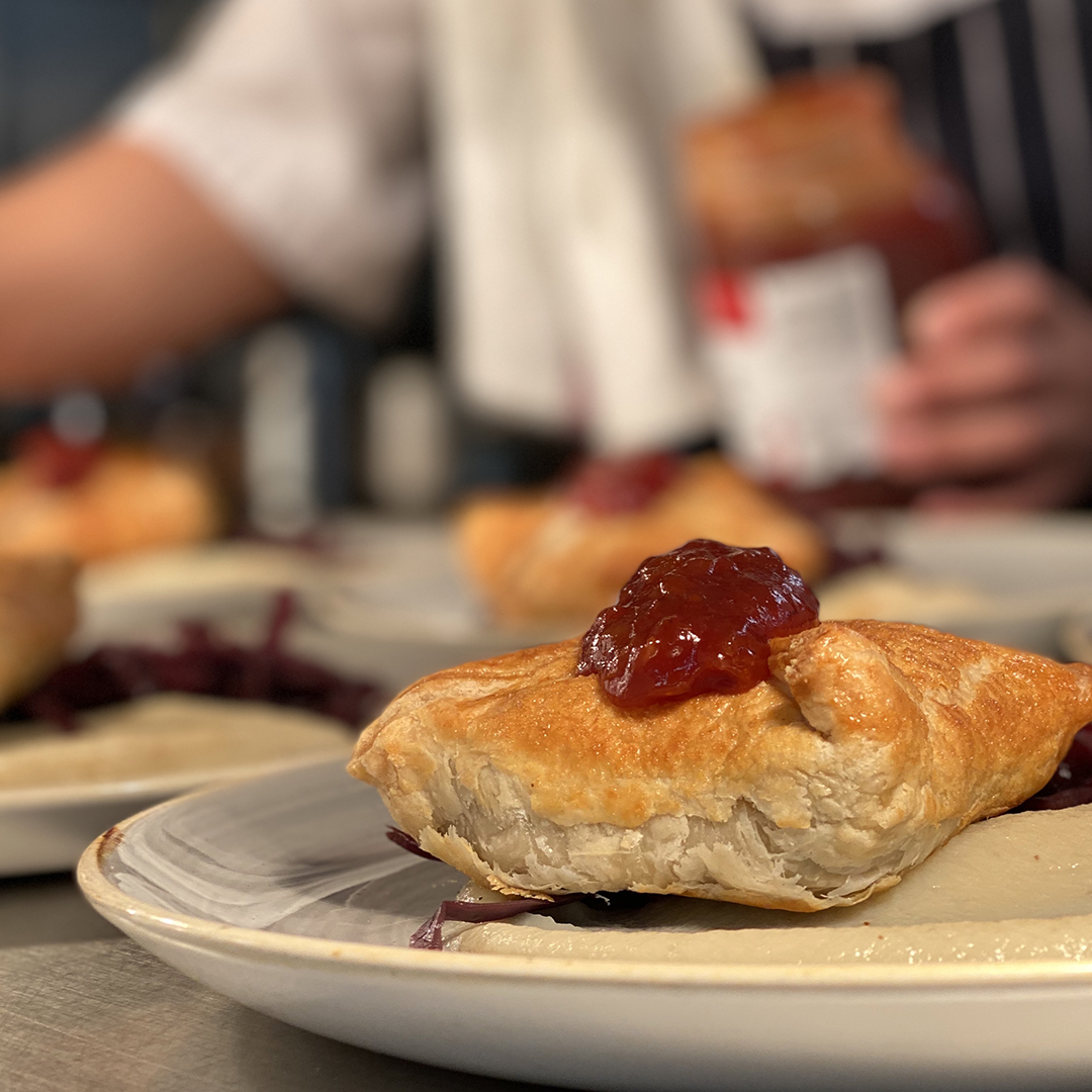 Friday evenings are for good food, drink and surrounding yourself with good company. So, shall we say see you at 6? 🍴😋