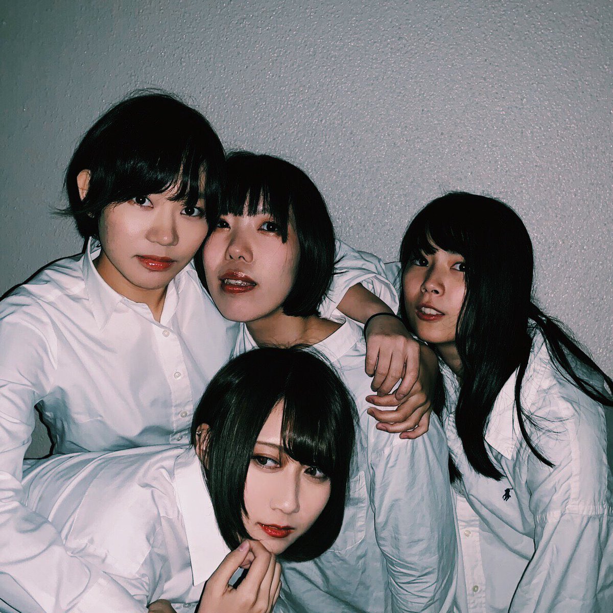 大阪成蹊大学 軽音楽部 On Twitter 次に紹介するのはyaroka このバンドは赤い公園ときのこ帝国のコピーをしているぞ 4回生4人の真っ白で大人な雰囲気 をまとったエモエモバンドに みんな夢中だ アー写をみてくれ クソエロい エロいぞ この大人爽やか