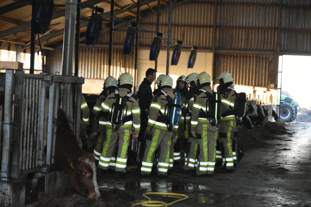 Brandweer heeft brand in koeienstal in Rouveen snel onder controle .